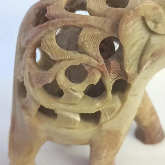 Hand carved elephant and baby - Picture 3 of 4